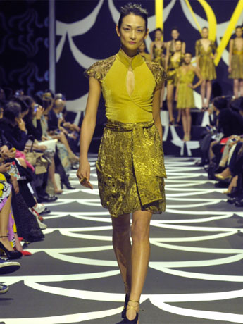 スペシャルプログラム「ダイアン フォン ファステンバーグ」のショーにはモデルの冨永愛さんが登場&copy;Japan Fashion Week Organization