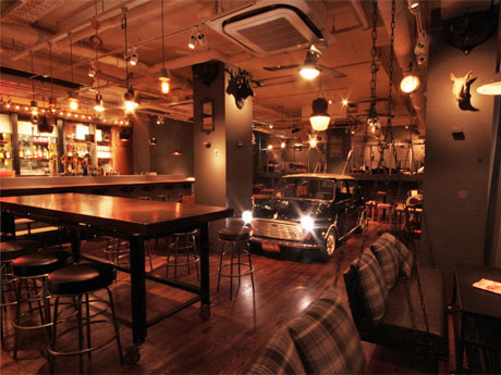 中が席になっているミニクーパーやブランコ型の席などを用意する店内