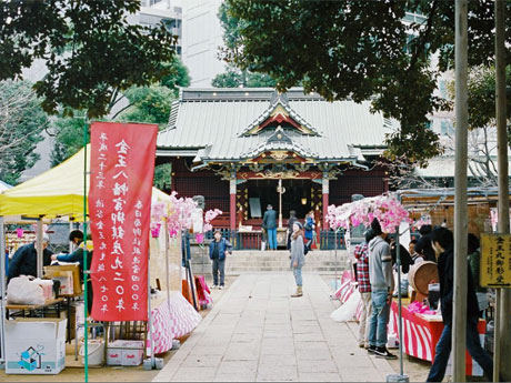 期間中境内には屋台が並ぶ。写真は昨年の様子