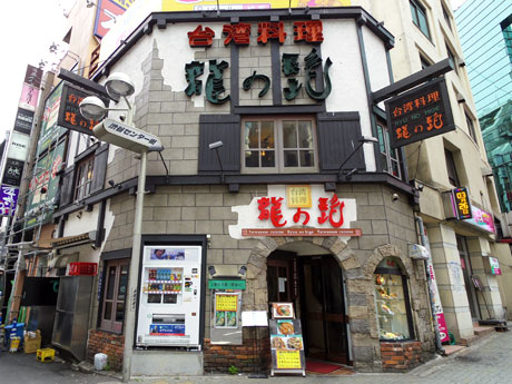 石畳のような装いが特徴のファサード