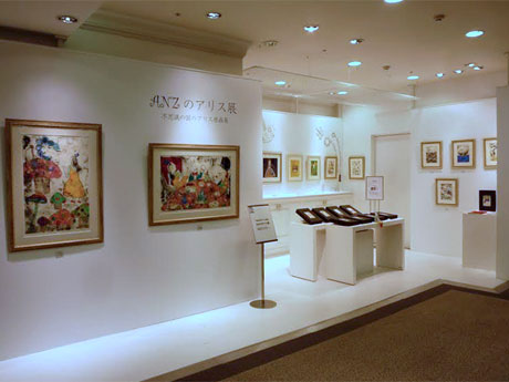 「不思議の国のアリス」「鏡の国のアリス」を題材にした作品が並ぶ会場