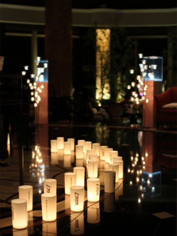 1階ロビーでは電気消灯中にキャンドルライトをともす。写真は昨年実施時の様子