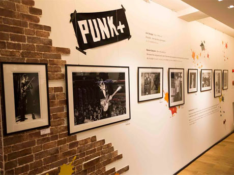 パンクロッカーの姿を収めた写真が並ぶ