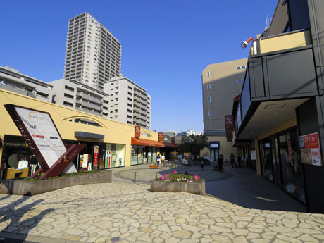 「コの字」型の建物の中央は広場になっている