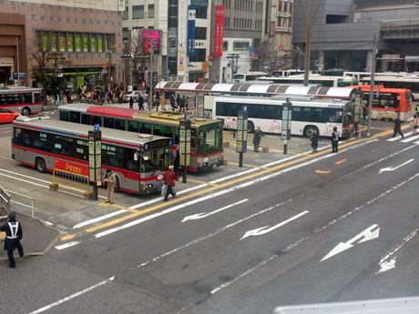 ハチ公バスなど多くのバスが発着する渋谷駅西口ターミナル