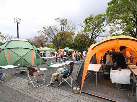 各ブースではアウトドア用品の販売やキャンプ場情報紹介などを行う。写真は昨年の様子