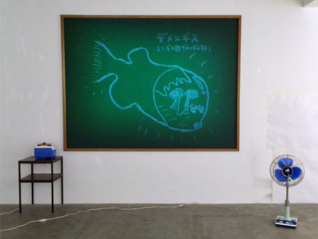 「黒板」に投影する映像に合わせ黒板消しなどが動く