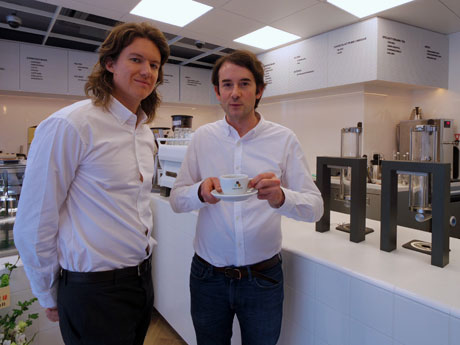 パリから来日した（左から）トム・クラークさんとアントワン・ネティアンさん