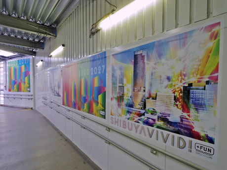渋谷駅東口2階の仮設通路などにはポスターを掲出している
