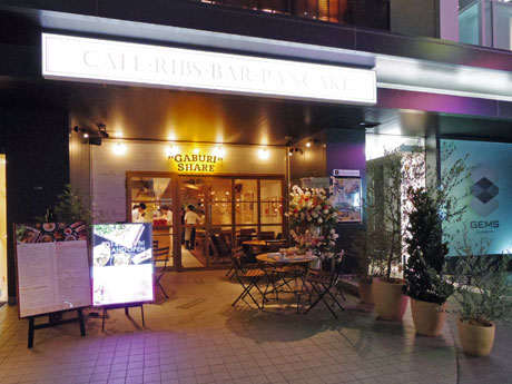 店頭にはテラス席を用意する