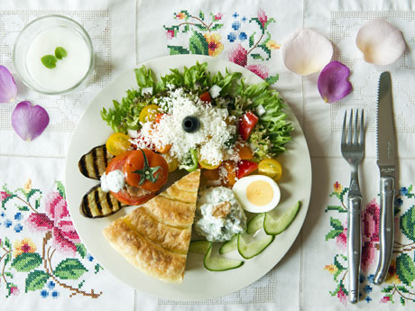 卵とチーズを挟んだパイ生地を渦巻き状に焼き上げる「バニッツア」（1,500円）