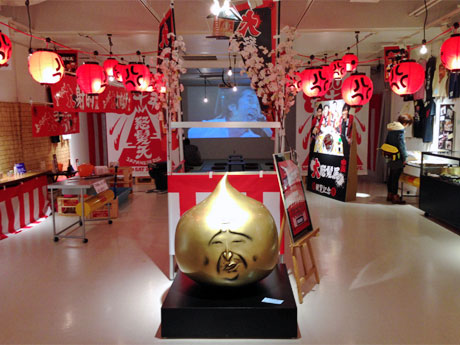 過去のグッズ展示や映像上映などを行う場内