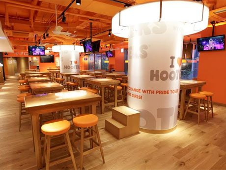 木目を基調とした「クラシカルな」店内ではイベントなども開く。写真は銀座店の内観