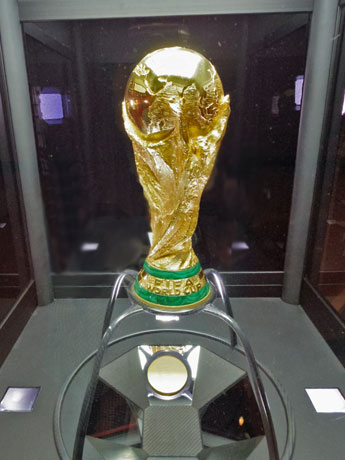 トロフィーは高さ36.8センチ、重さ6175グラム、18カラットの純金製