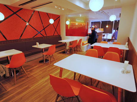 マンゴーのオレンジ色を中心に仕上げた店内