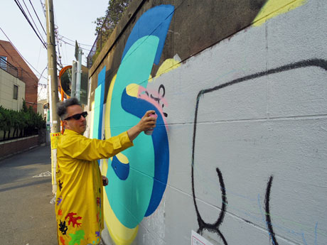 スプレーで作品を描くスティーブン・パワーズさん