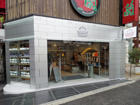 明治通りに面したファサード