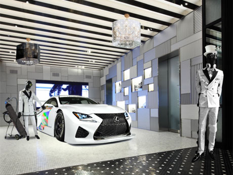 「レース」をモノトーンの世界で表現する場内イメージ