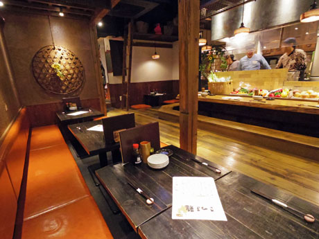 木目を基調に「温かい雰囲気」に仕上げた店内