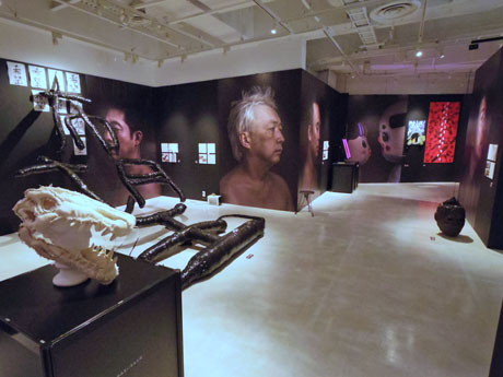 「歪んだ大人」をテーマに原材料費1万円以内で作った作品が並ぶ場内