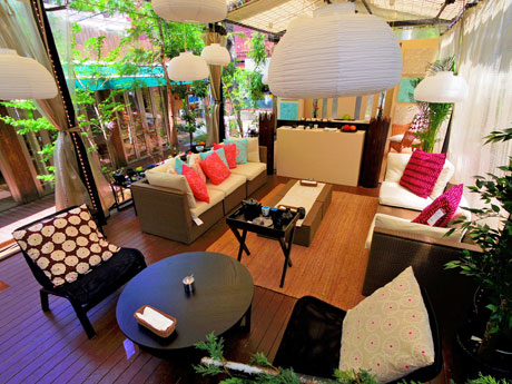 アジアンリゾートをイメージした「ロータスコレクション」のアイテムを配置する