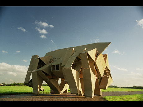 映画「おとなのかがく」より。オランダのアーティスト、テオ・ヤンセンさんの作品（＝写真）をミニチュア付録にするまでの過程を追う&copy;Studio Q-Li