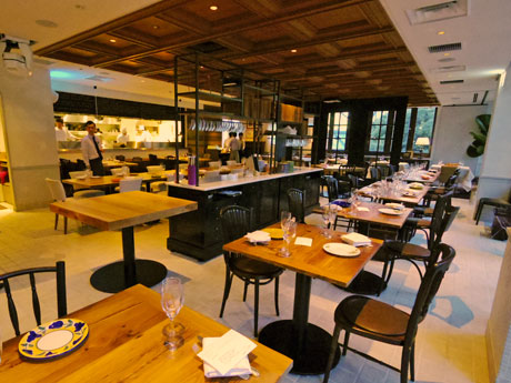 フロア内は「シェフの家」をイメージした4つの空間で構成。写真はダイニングルーム