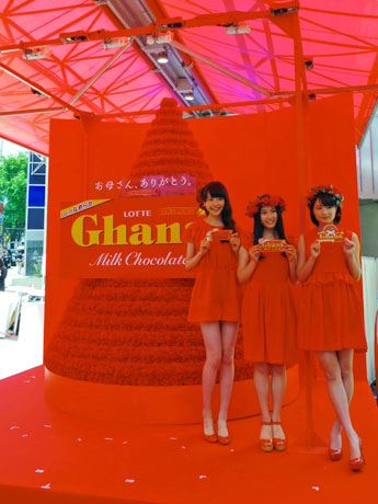 9800本のカーネーションを使ったツリーとイベントに参加した（左から）松井愛莉さん・土屋太凰さん・広瀬すずさん