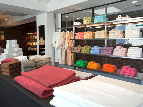 コンクリートやステンレスなど持続可能な素材を使った店内