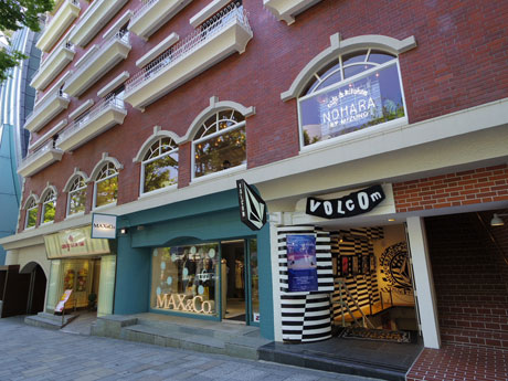 表参道沿いのビル2階に位置する