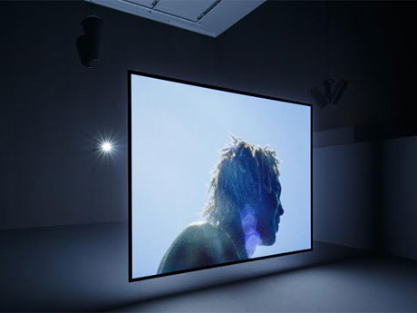 新作「Ashes」を上映する場内&copy;Louis Vuitton/Jeremie Souteyrat　Courtesy of Espace Louis Vuitton Tokyo