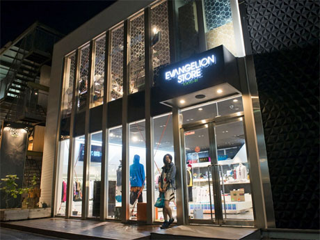 竹下通りから一本入った通りに出店する店舗ファサード&copy;カラー