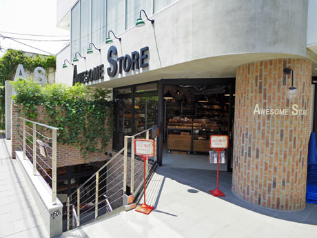 表参道から一本入った通りに面する店舗ファサード