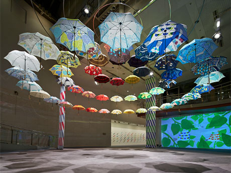 アトリウムには広げた雨傘を天井からつるした