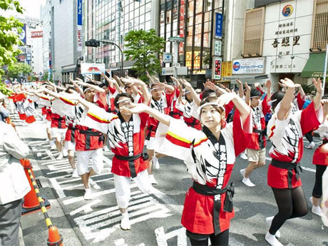道玄坂と文化村通りで2300人が「踊りパレード」を行う。写真は昨年の様子