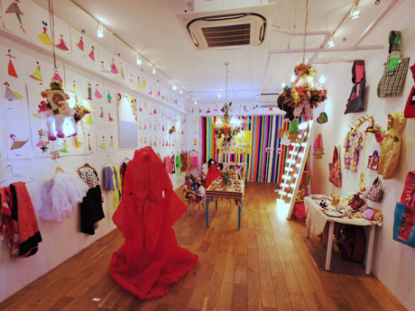 キムさんと成田さんが2人の部屋と見立てて作品を展示する