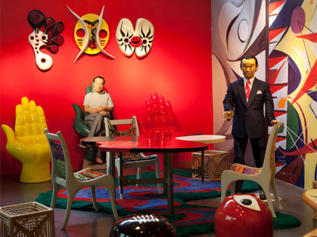 岡本が制作したスツールなど家具作品を集積したコーナー。写真提供：岡本太郎記念館