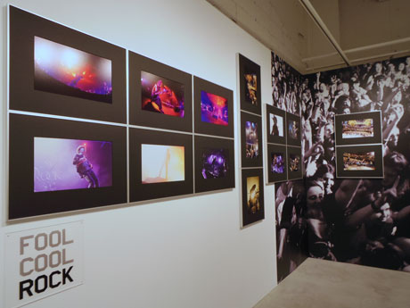 「ROCK」をテーマにした一角ではライブ中の写真を展示
