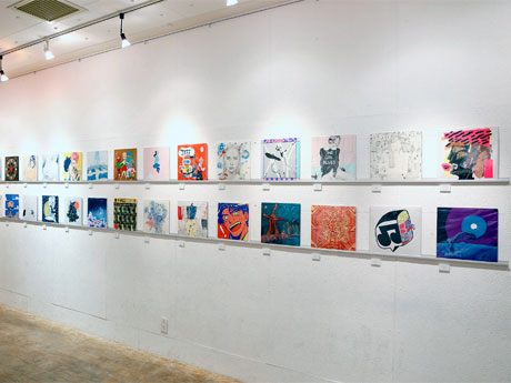 12インチサイズのアナログレコードスリーブをキャンバスにした作品が並ぶ場内