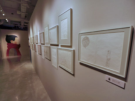 絵本ができるまでを見ることができる場内。写真は構成案のラフスケッチ