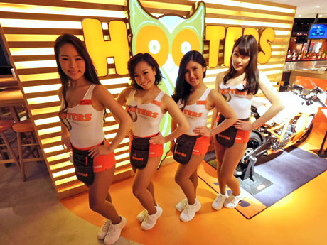 渋谷店のフーターズガール。（左から）ANRIさん、KANAさん、SHIORIさん、HITOMIさん