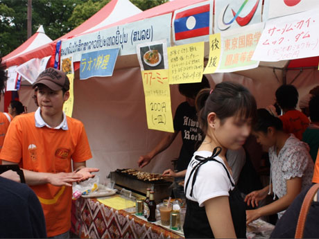 場内にはラオス料理を提供するブースなどが並ぶ。写真は昨年の様子