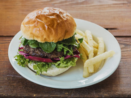 対象メニューの「熟成ビーフパティバーガー」（通常価格1,280円）