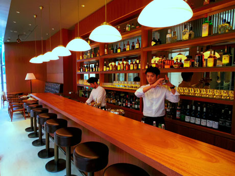 木目や黒を基調に「男性っぽい空間」に仕上げた店内