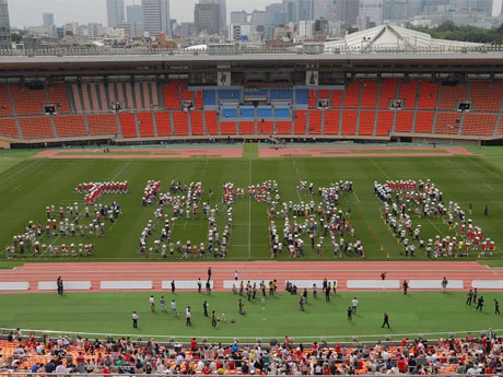 ハンマー投げ選手・室伏広治さんも参加し作られた「TOKYO 2020」の人文字&copy;2014,JRFU photo by H.Nagaoka （RJP）