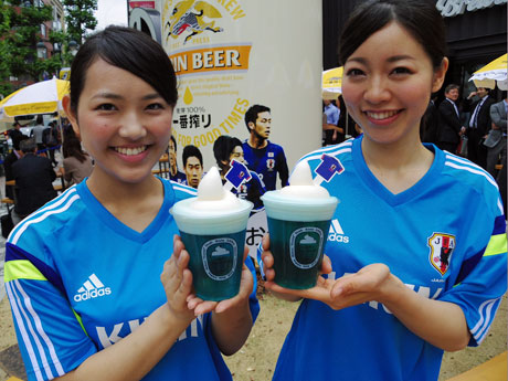 期間中提供するサムライブルーをイメージした青い生ビール「一番搾り フローズン＜生＞」（630円）