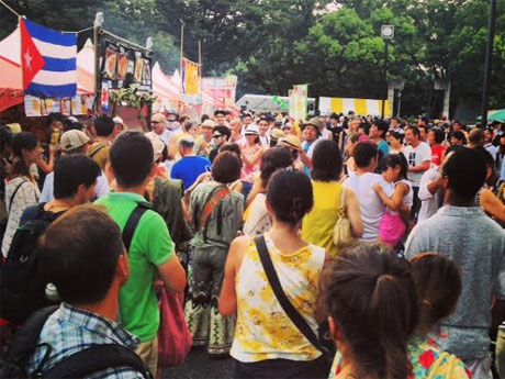 会場にはジャマイカやキューバ、ハイチなど各国の料理を提供するブースなどが並ぶ。写真は昨年の様子