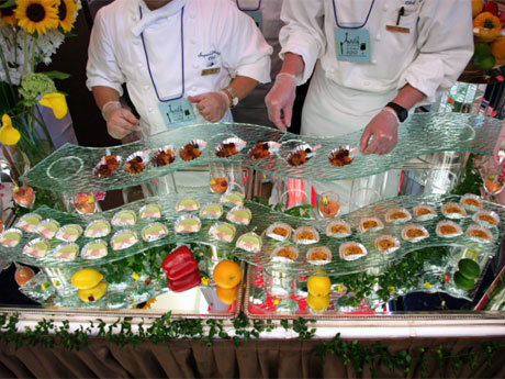 場内のブースにはシェフらが作るアミューズなどが並ぶ。写真は過去に開催した際の様子