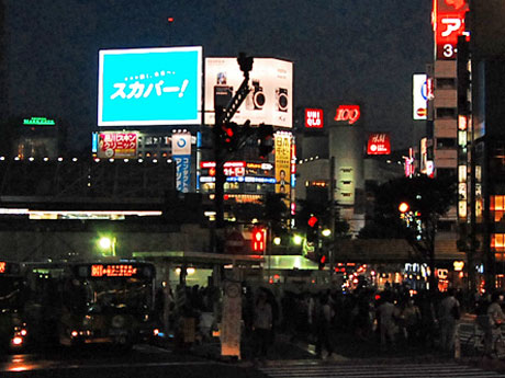 スカパーJSATの広告が流れる「シブハチヒットビジョン」（写真左手）