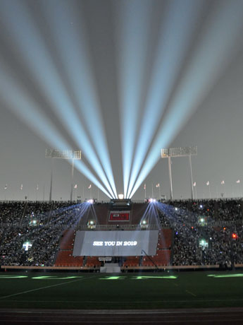 サーチライトで演出されたファイナルセレモニーの一幕